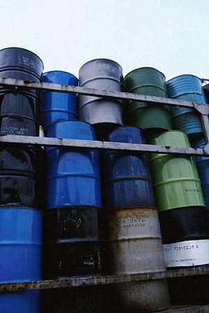 図書館で書籍などにUHFタグを取り付けて管理